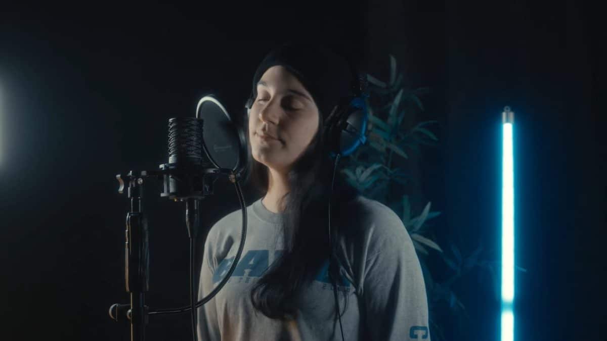 Novelists : Regardez Camille Contreras chanter le nouveau single du groupe, Mourning The Dawn, en une seule prise