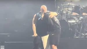 David Draiman, le chanteur de Disturbed, étreint un fan sur scène et partage avec lui un moment d&rsquo;émotion