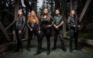 « Je suis fatiguée de voir mes amis (et nos jeunes) écrasés par les objectifs inatteignables qui sont affichés sur les réseaux sociaux » ; Brittney Slayes de Unleash The Archers dévoile les secrets de leur nouvel album