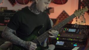Jason Richardson (All That Remains) dévoile la version studio de sa reprise de Eye Of The Untold Her de Lindsey Stirling