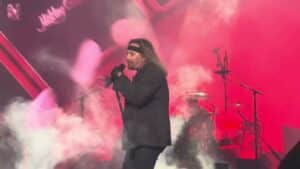 La nuit mouvementée de Mötley Crüe à Atlantic City : Première performance du nouveau single, chute de Vince Neil sur scène et coup d&rsquo;envoi de la tournée