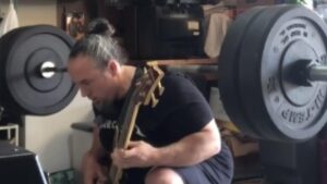 Un musicien de l&rsquo;Alabama soulève 100 kg tout en jouant le solo de basse de (Anesthesia) – Pulling Teeth de Metallica