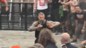 Alex Terrible, de Slaughter To Prevail, initie un wall of death à l&rsquo;intérieur de la fosse au festival Copenhell