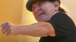 « Je suis allé au pub noyer mon chagrin » : Voici pourquoi Brian Johnson avait « le cœur brisé » lorsque Back In Black est sorti, convaincu qu&rsquo;il s&rsquo;agirait d&rsquo;un désastre