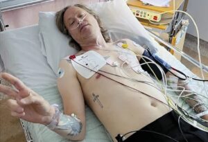 « La vie est étrange et précieuse » ; Dennis Lyxzén, le chanteur de Refused, se remet d&rsquo;une grave crise cardiaque