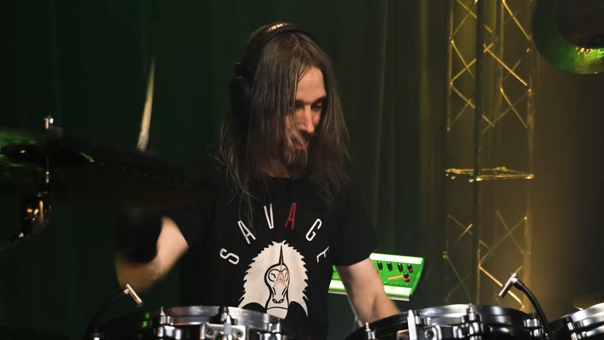 Le batteur de Megadeth, Dirk Verbeuren, s&rsquo;attaque à Misery Business de Paramore dans le cadre d&rsquo;un défi de Drumeo