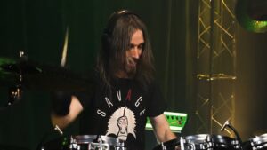 Le batteur de Megadeth, Dirk Verbeuren, s&rsquo;attaque à Misery Business de Paramore dans le cadre d&rsquo;un défi de Drumeo
