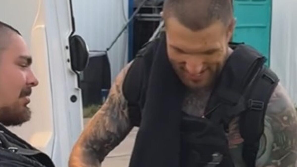 Le chanteur de Slaughter To Prevail, Alex Terrible, vient en aide à un fan blessé lors du Graspop Metal Meeting