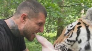 Alex Terrible de Slaughter To Prevail perd un bout de dent lors d&rsquo;un affrontement avec un tigre