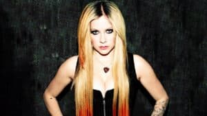 « C&rsquo;est juste drôle pour moi » ; Avril Lavigne réagit à la théorie du complot selon laquelle elle aurait été remplacée par une doublure