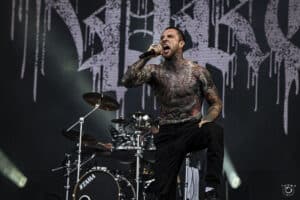 Alex Terrible de Slaughter To Prevail immortalisé en pleine bagarre avec un ours (oui, vous avez bien lu)