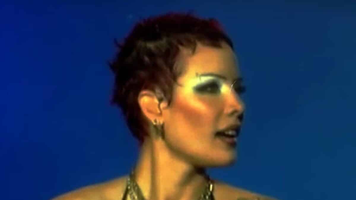 « J&rsquo;organisais des concerts hardcore » : Halsey révèle avoir travaillé avec August Burns Red et The Devil Wears Prada dans sa jeunesse
