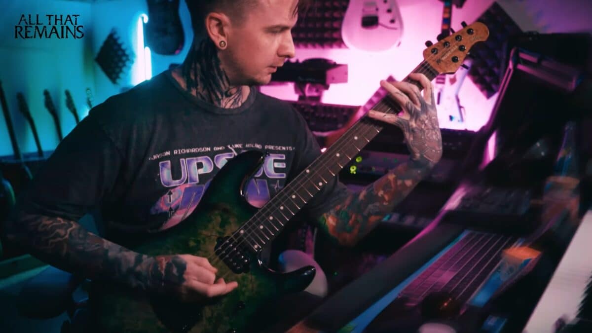 Regardez Jason Richardson, le guitariste d&rsquo;All That Remains, jouer le nouveau single Divine avec aisance