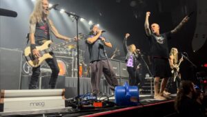 Kirk Hammett et Robert Trujillo de Metallica se joignent à Pantera pour une performance électrisante à Minneapolis