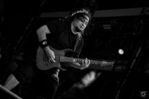 Dino Cazares – “Beaucoup ne lisent que le titre” : il interpelle les médias metal sur leur responsabilité