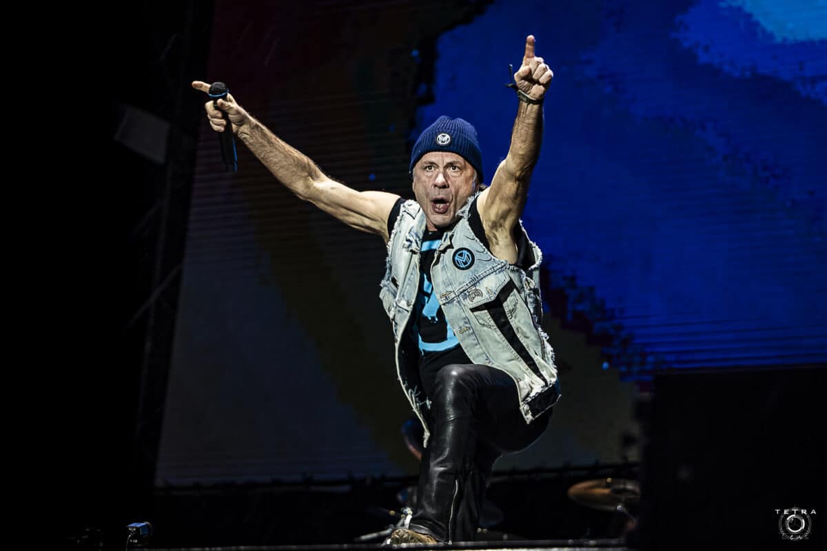 Bruce Dickinson (Iron Maiden) chante l’hymne américain devant 66 000 fans à Pittsburgh