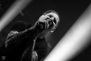 « Entre force brute et vulnérabilité » : Corey Taylor fait trembler l’Olympia et émeut son public