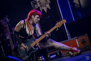 « On incarne une forme de girl power par la force des choses, mais on est surtout là pour la musique » : Une rencontre fusionnelle avec Grandma’s Ashes au Motocultor