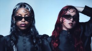 Nova Twins dévoile le single Monsters (en tournée européenne avec Lenny Kravitz)
