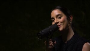 Novelists : Regardez Camille Contreras interpréter All For Nothing en une seule prise