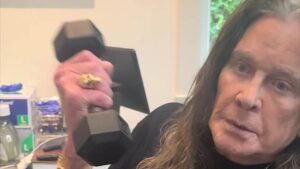 « Ozzy va bien, mais son corps n&rsquo;est pas toujours coopératif » : Ozzy Osbourne recommence « doucement à aller à la salle de sport »