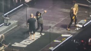 Bruce Dickinson (Iron Maiden) fait irruption sur scène lors du concert de Pantera à Paris