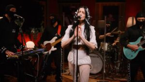 Poppy revisite Taste de Sabrina Carpenter avec Jordan Fish en live pour Like A Version