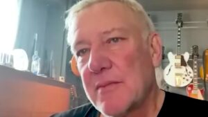 « Je n&rsquo;avais plus envie de jouer » : Alex Lifeson évoque le deuil de Neil Peart et son retour à la musique