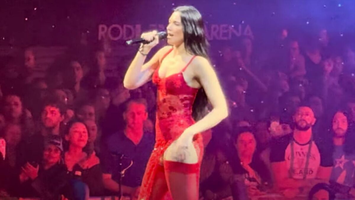 Regardez la pop star Dua Lipa reprendre Highway To Hell d&rsquo;AC/DC sur scène