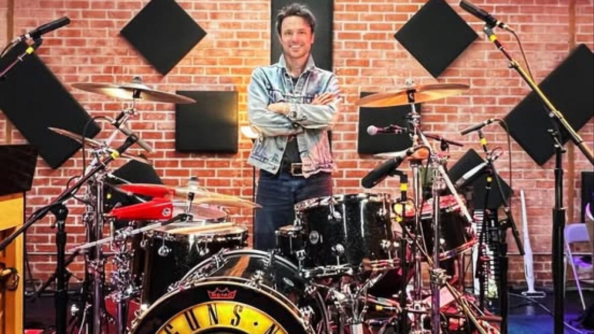 Guns N&rsquo; Roses révèle déjà l&rsquo;identité de son nouveau batteur de tournée : Isaac Carpenter
