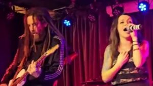 Regardez Brian « Head » Welch et Lacey Sturm joindre leurs forces sur scène pour jouer des classiques de Korn et Flyleaf