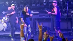 Killswitch Engage : Howard Jones rejoint le groupe sur scène pour interpréter The Signal Fire lors d&rsquo;un récent concert aux États-Unis