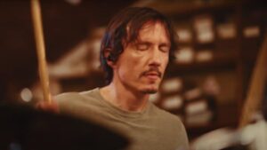 Gojira : Mario Duplantier poursuit son odyssée percussive avec Flood Tide, une œuvre captivante et cinématographique
