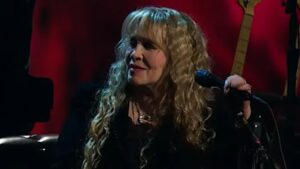 « Je n’édulcore rien » : Stevie Nicks (Fleetwood Mac) annonce un album solo brut et autobiographique