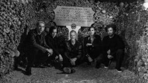 Queens Of The Stone Age annonce Alive In The Catacombs, un concert filmé au cœur de Paris… entouré de millions de morts