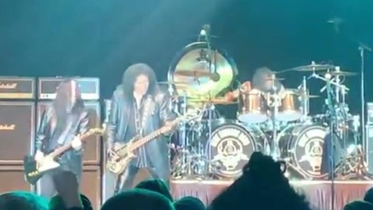 Même la pluie ne l&rsquo;arrête pas (complètement) : Gene Simmons relance sa carrière solo avec deux concerts intimes