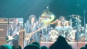 Même la pluie ne l&rsquo;arrête pas (complètement) : Gene Simmons relance sa carrière solo avec deux concerts intimes