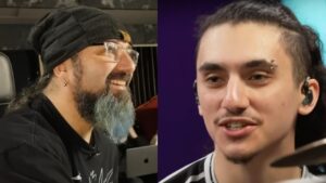 Mike Portnoy (Dream Theater) torture (gentiment) son fils Max (Tallah), en le forçant à apprendre Honor Thy Father à la batterie