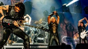 Manowar repartira en tournée mondiale en 2027 pour célébrer Kings Of Metal et Fighting The World