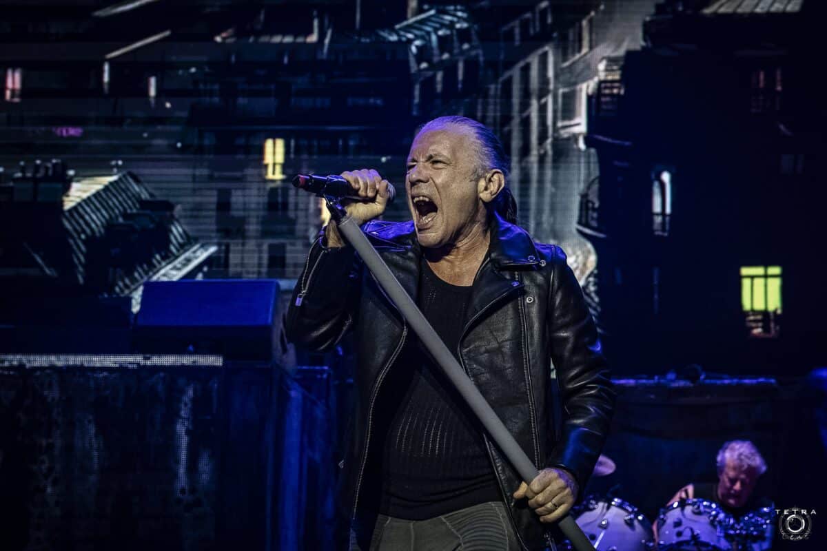 « C’est presque impossible » : Bruce Dickinson explique pourquoi Iron Maiden ne bannira pas les téléphones comme Ghost