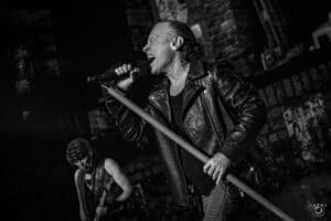 “Vous pouvez avoir tout l’argent du monde, si vous n’avez ni respect ni intégrité, alors il ne vous reste que votre compte en banque » : Bruce Dickinson (Iron Maiden) met en garde les artistes