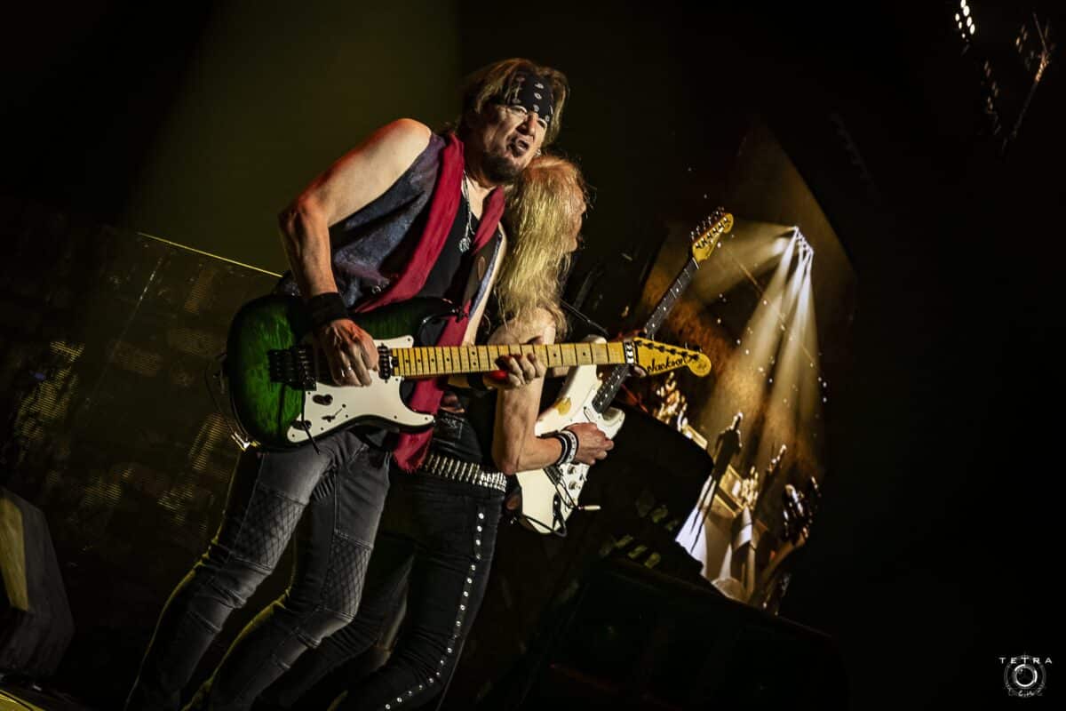 “Moi, j’aime bien” : Adrian Smith explique pourquoi Iron Maiden a troqué ses décors traditionnels contre des écrans géants