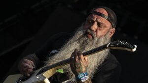 « Je n&rsquo;arrive pas à marcher pour le moment » : Kirk Windstein jouera assis pendant la prochaine tournée de Crowbar