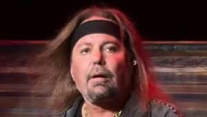 « J’ai dû réapprendre à marcher » : Vince Neil (Mötley Crüe) révèle avoir survécu à un AVC le soir de Noël