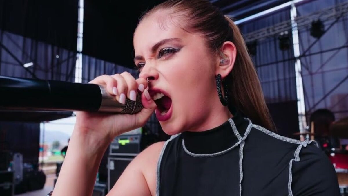 Une chanteuse de death metal secoue Miss Monde Chili avec une performance inattendue…