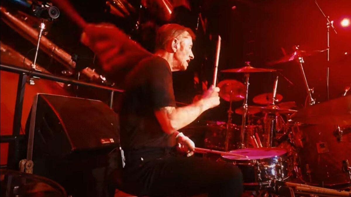 Phil Rudd (AC/DC) frappe fort avec un orchestre symphonique : regardez sa version de Thunderstruck