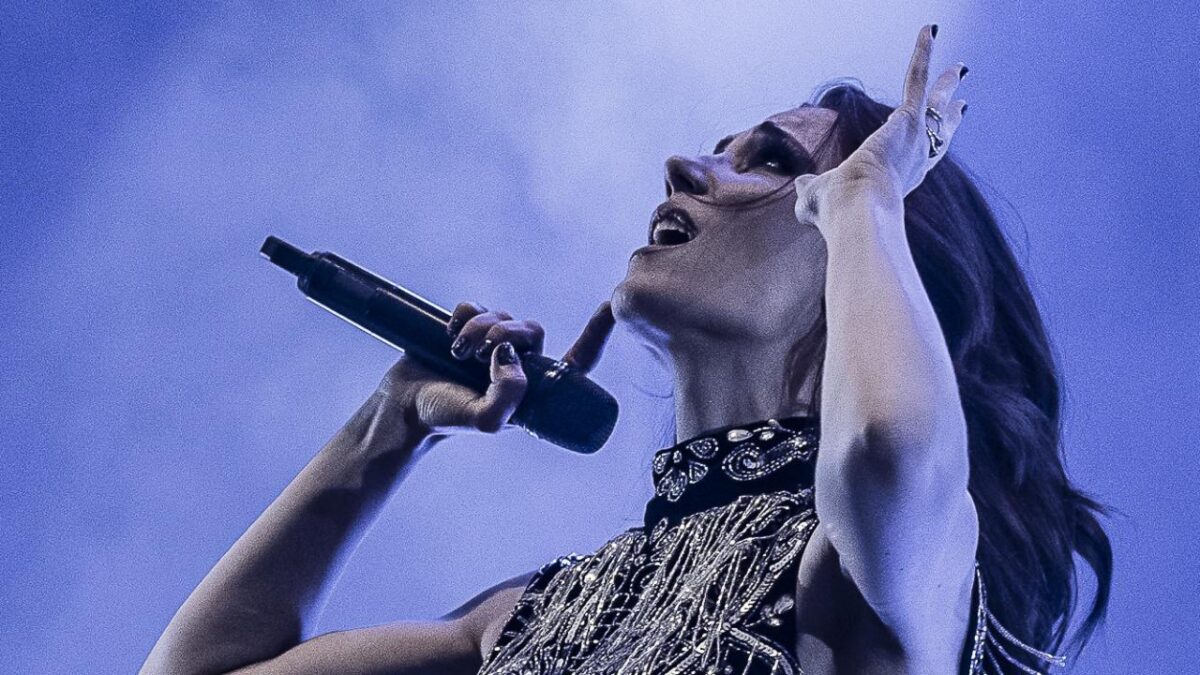 Epica reporte plusieurs concerts : la santé de Simone Simons « passe avant tout »