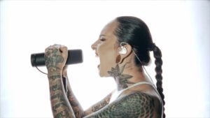 Jinjer : Tatiana Shmayluk brille dans une nouvelle vidéo « one take » du titre Duél
