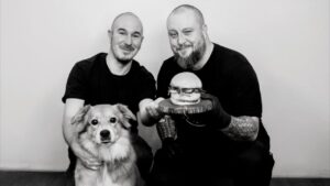 « C’est un honneur » : Klone a désormais son propre burger… et il sauve des animaux