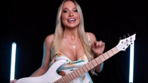« Ça m’a poussée à tester de nouveaux sons » : Sophie Lloyd transforme Oasis à la guitare